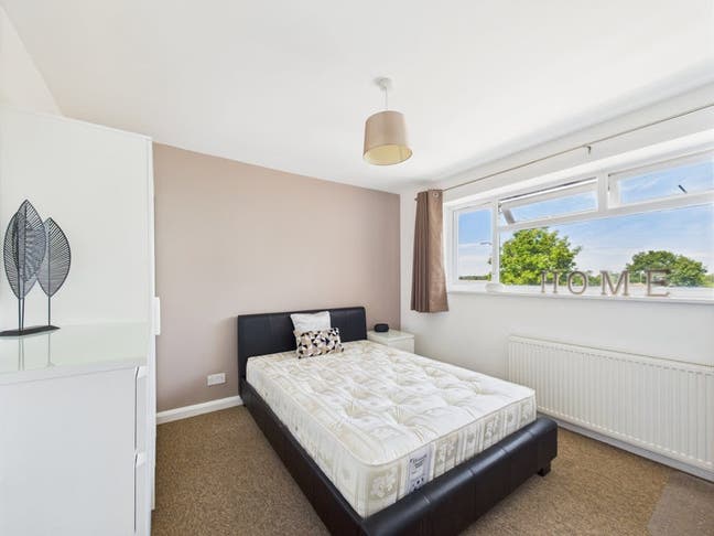 🏡Spacious En Suite Ready for Spring!  Main Photo