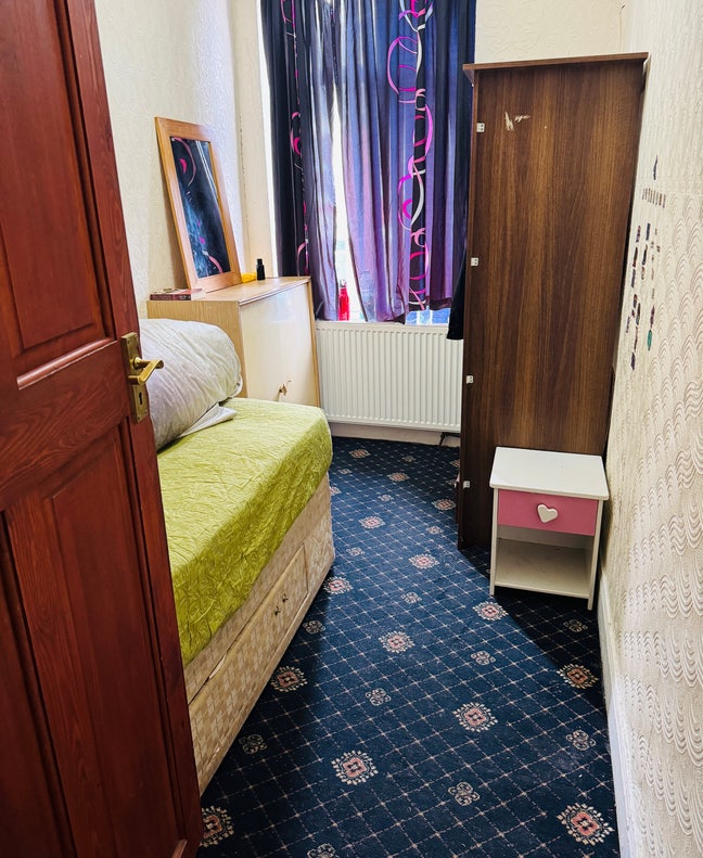 Sinlge bedroom in shared house includes everything Main Photo