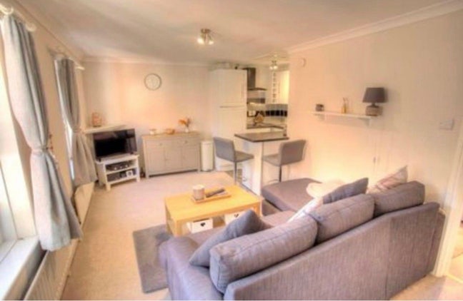 Stunning 1 Bed Apartment with off road parking Main Photo