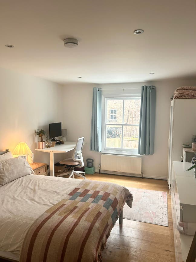 Lovely spacious double with private bathroom Main Photo