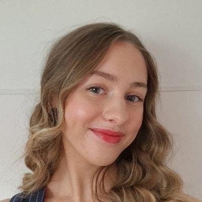 Professional female looking to buddy up for a flat Main Photo