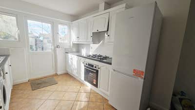  3Beds  Newly  Refurbished  House@RM9 /Dagenham Main Photo