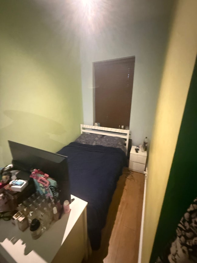 Cozy double bedroom in a chill all girls flat🌿 Main Photo