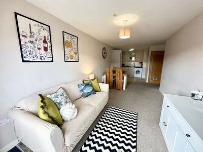 1 Bed 🏡Fully Furnished 🛋️Central 📍- Balcony Main Photo