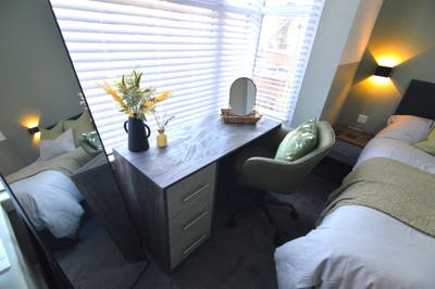 Fully Furnished 6-Bedroom HMO on Chantry Lane  Main Photo