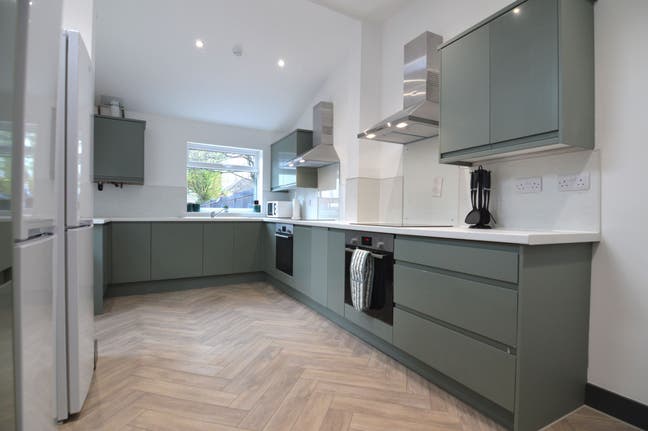Fully Furnished 6-Bedroom HMO on Chantry Lane  Main Photo
