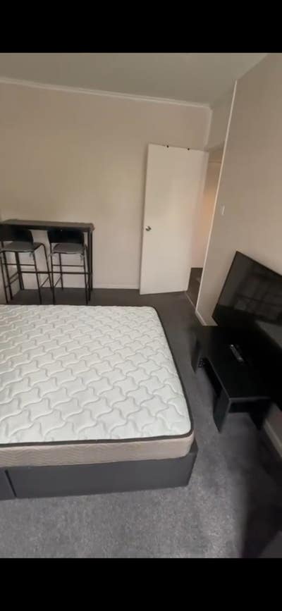 Double room available for a neat and tidy occupant Main Photo