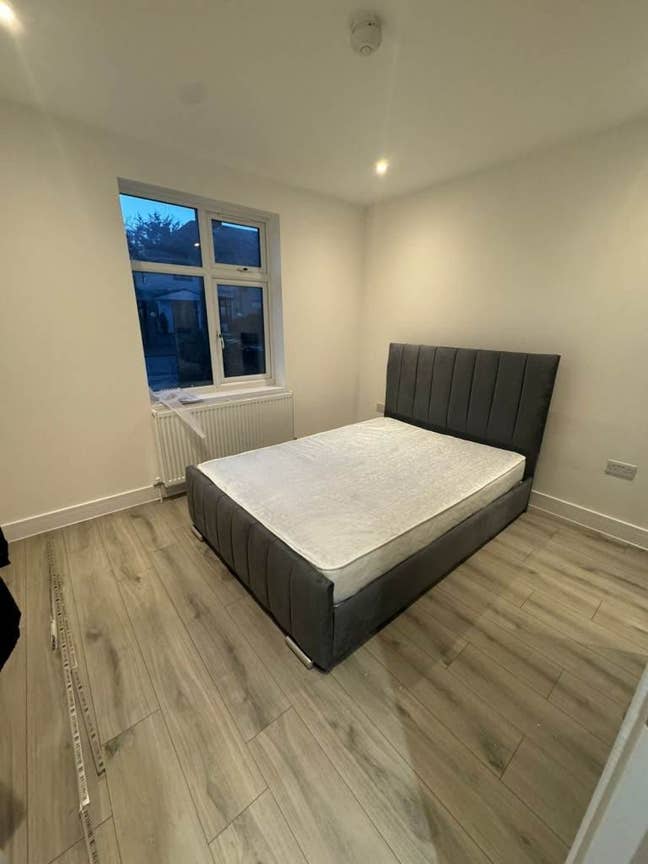 Three rooms  to let in Dagenham RM10 8QA Main Photo