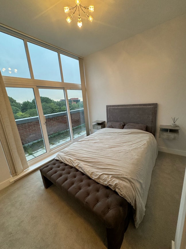 2 lovely rooms available in 3 bed penthouse Main Photo