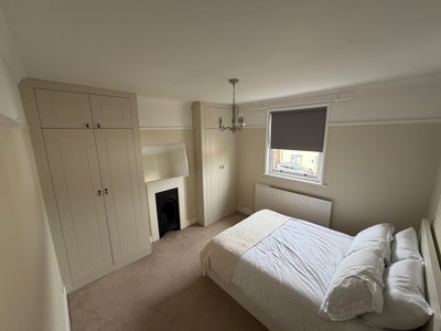  Cosy double room, fitted wardrobes, quiet home Main Photo