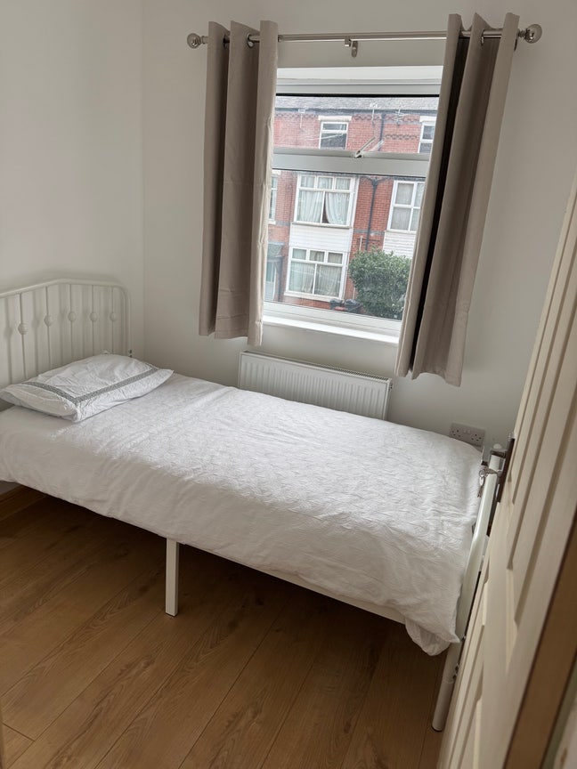 Large Double bed  Main Photo