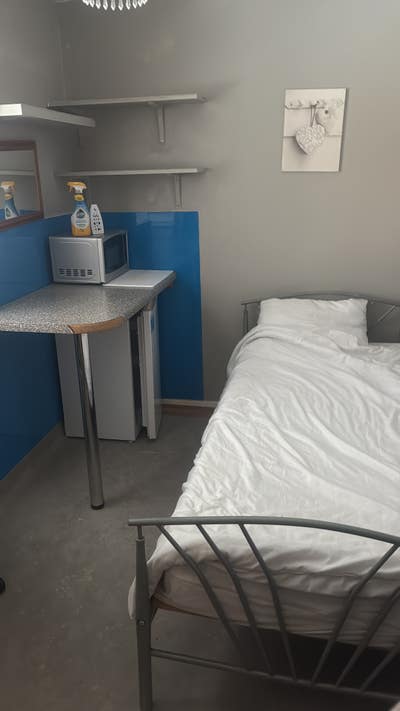 Single fully furnished room available  Main Photo