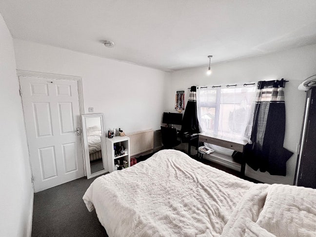 Spacious Double Room Available - Great Location  Main Photo