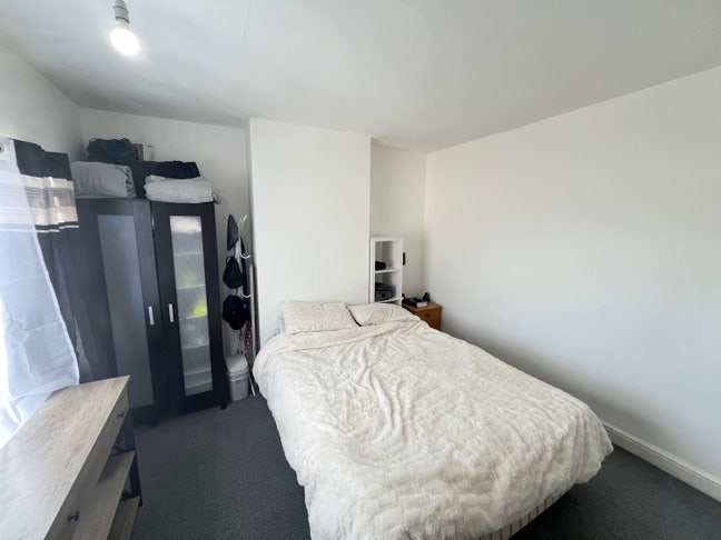 Spacious Double Room Available - Great Location  Main Photo