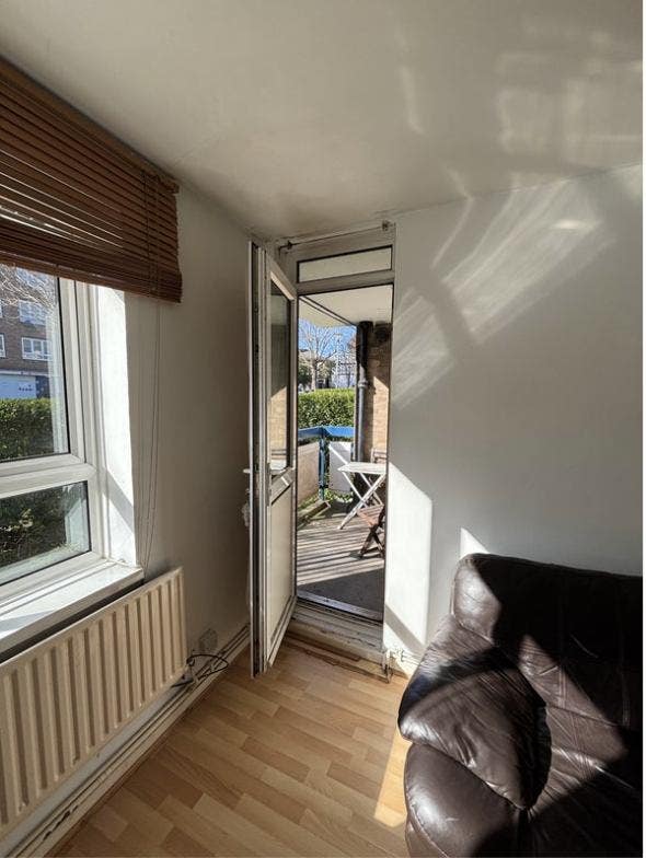 Large double room in garden flat Main Photo