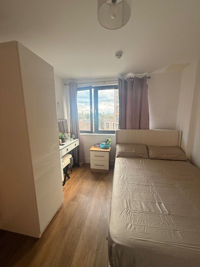 Specious Double room in a 2 bedroom flat. Main Photo