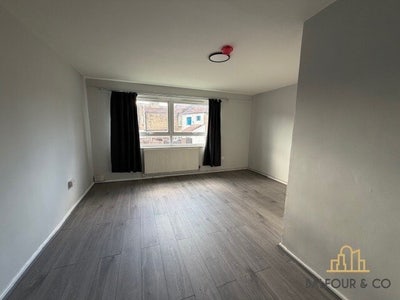 Newly Refurbished Spacious Studio Flat Main Photo