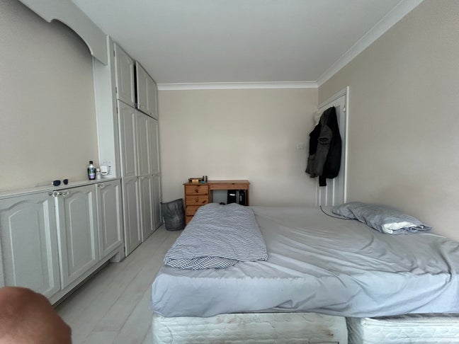 Room to share available  Main Photo