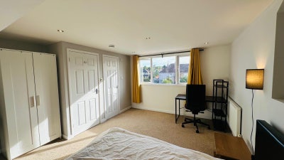 Large en-suite room &pound;475 (including bills)-females Main Photo