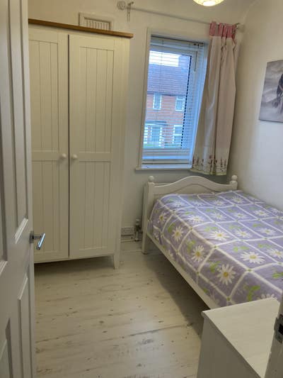 Single room in clean and tidy relaxed home Main Photo