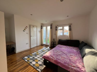 Master bedroom with bathroom included (En-suite) Main Photo