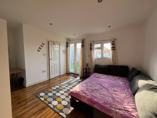 Master bedroom with bathroom included (En-suite) Main Photo