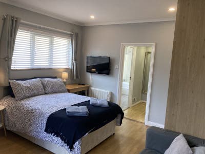 Large studio flat close to Tooting Broadway  Main Photo