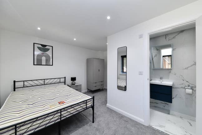 Refurbished 2025 – Stunning House Share Main Photo