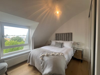 Modern Refurbished Double Room with Own Bathroom Main Photo