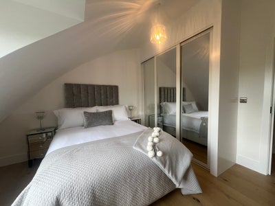 Modern Refurbished Double Room with Own Bathroom Main Photo