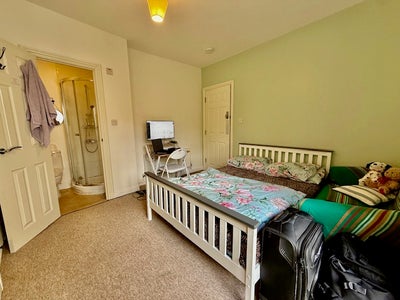 Large Ensuite Double Couples Welcome  Main Photo