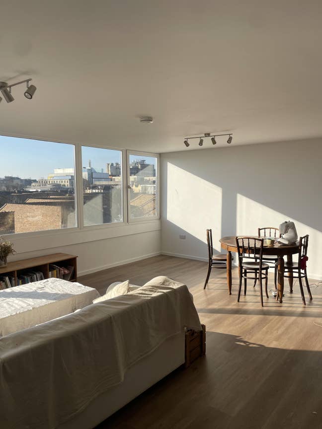 Room for rent in creative friendly flat Main Photo