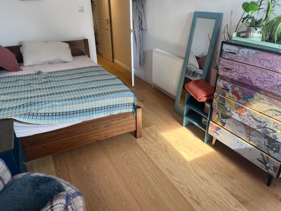 Own floor in house Main Photo