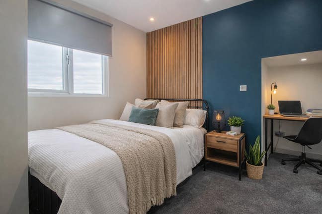 A Big Ensuite & Offsuite Rooms Available in NG9! Main Photo