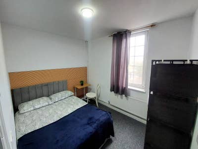 ✨Modern Rooms | Bills Included | Near UHCW & City✨ Main Photo