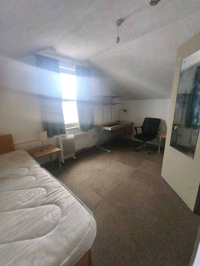 15 minute walk to Queen Mary - Cleaner Included  Main Photo