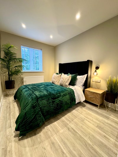 Wow 🤩 Studio 🛌 Suites | 🎯 4️⃣ Mins Walk  🏥 Main Photo