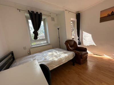 Large Double Room Near Liverpool St.\/ Shoreditch  Main Photo