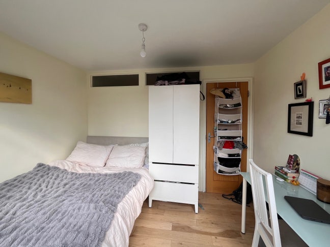 Flat Available in Euston Main Photo