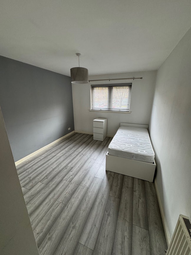 Room available for female tenant Main Photo