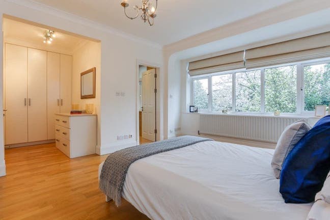 3 rooms available in Ealing close to station  Main Photo