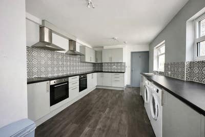 Spacious En-Suite Rooms for Professionals Main Photo