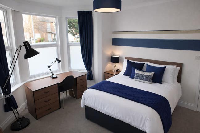 High Quality Living - Large Ensuite Room  Main Photo