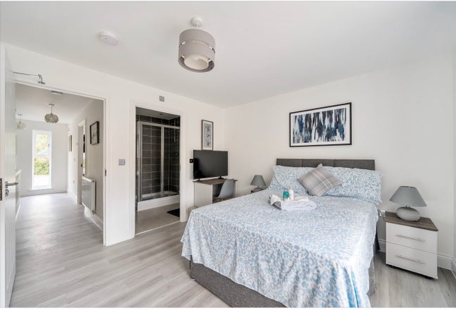 En Suite Double Room Reading Main Photo