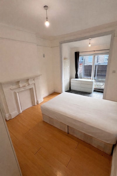 Double Room with Private Garden & Toilet Streatham Main Photo