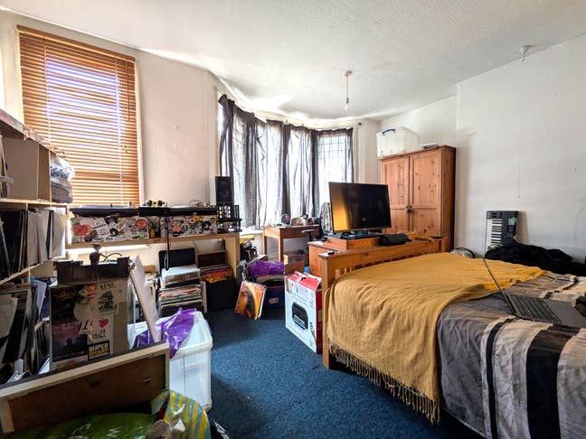 Prime Location – Walk to City Main Photo