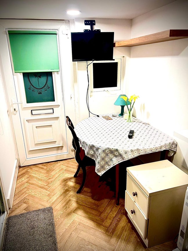 One room available in Hatfield for single couple  Main Photo