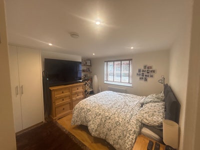 Bedroom with separate office and en-suite  Main Photo