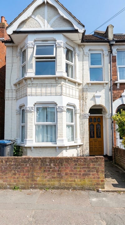 Spacious Rooms Available in Croydon  Main Photo