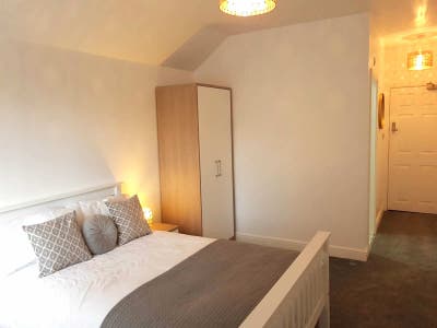 NEW Lovely Luxury En Suite - Bills included! Main Photo